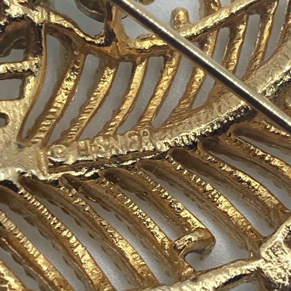 Vtg Lisner Blue AB Aurora Crystal Gold Tone Peacock Brooch 2.3” - Picture 5 of 6